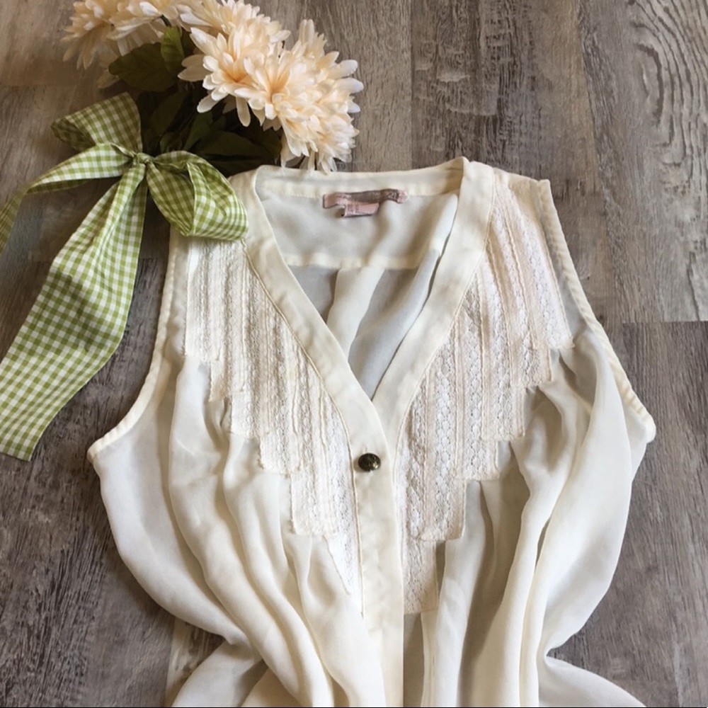 🌸Gorgeous ivory flowy top🌸